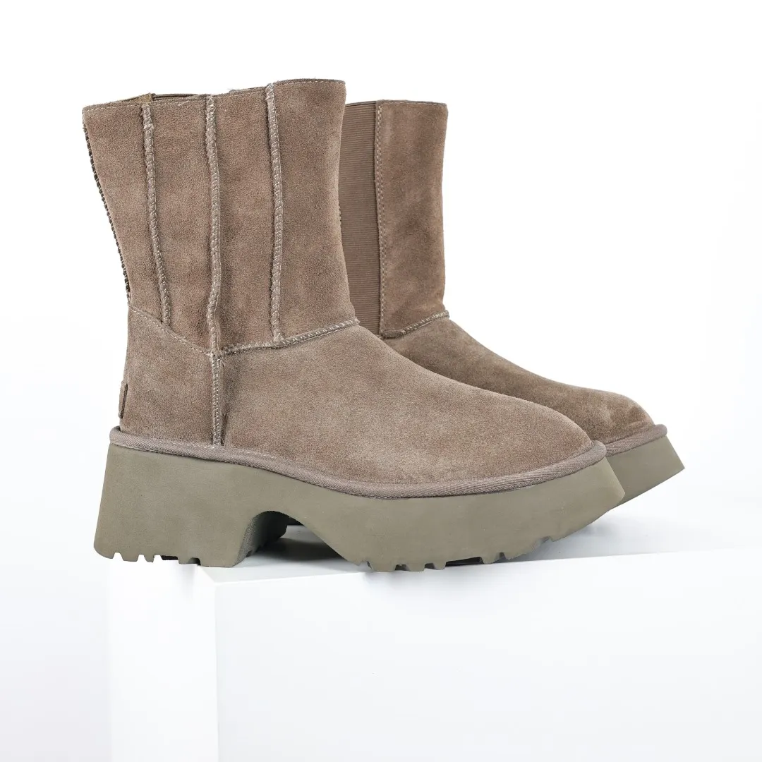 Pick up locally 💰700 Core recommended good price It is a very suitable choice for home furnishings. In the new year, uug launched a series of styles, which are partial to the preferences of young consumers and have also moved to the forefront of fashion trends. Shoe body material: water-repellent coated suede upper, 17 mm UGGPURE™ implantable wool insole, lightweight non-slip and comfortable rubber outsole, with brand LOGO and trademark, with full packaging Size: 35 36 37 38 39 40